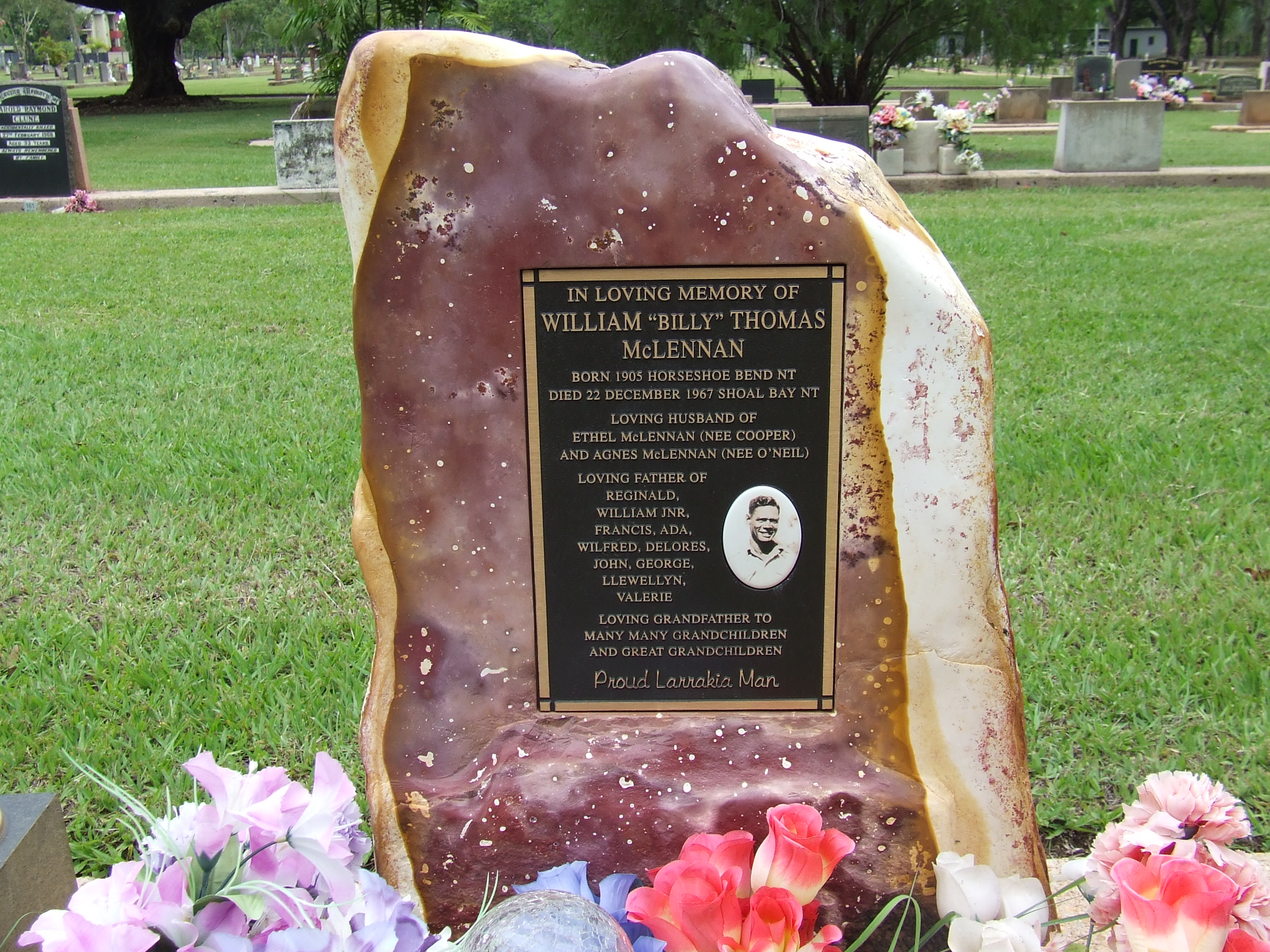Photo of headstones/William Thomas McLennan d1967 memorial Darwin